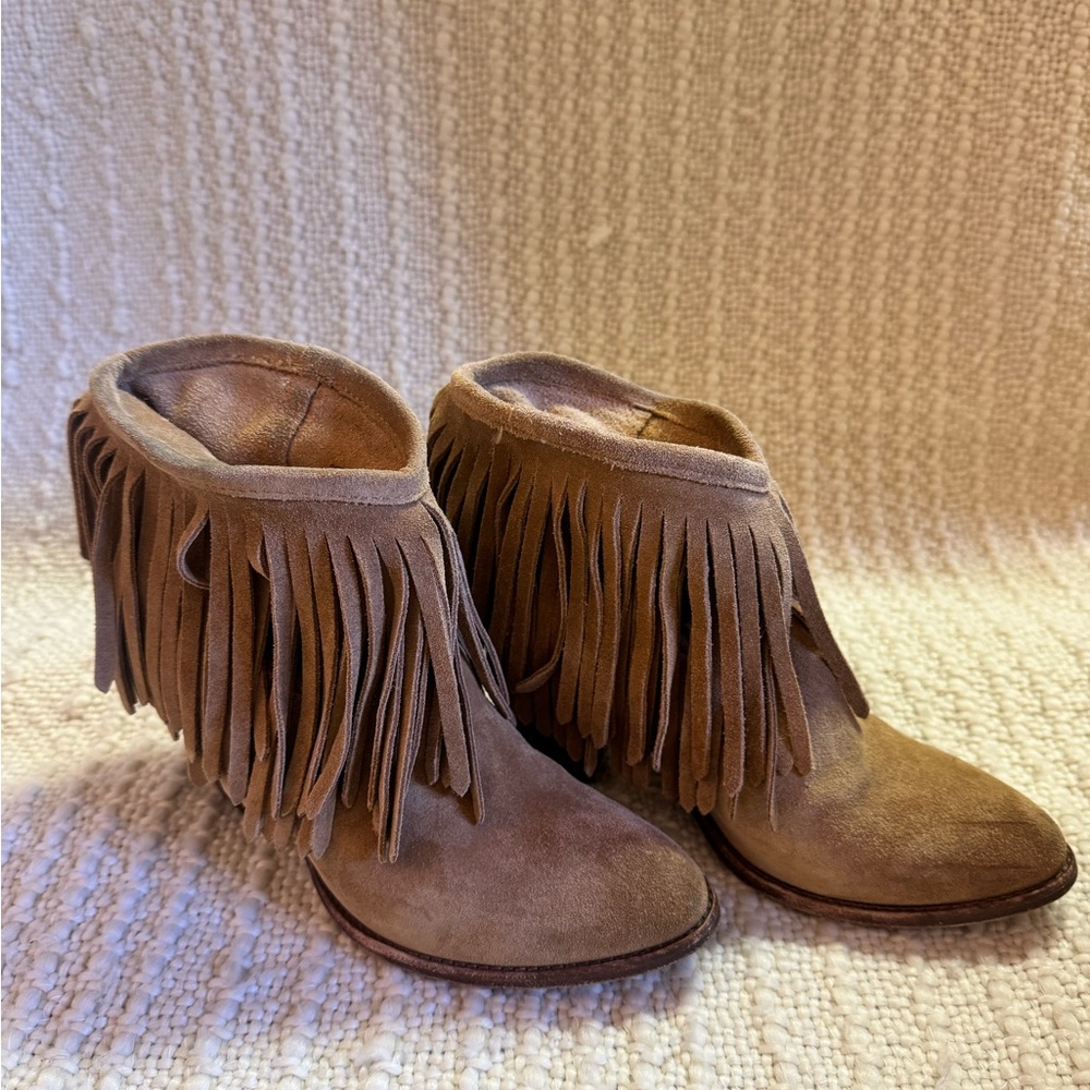 Frye Llana Fringe Suede Ankle Booties Size 7.5 EUC